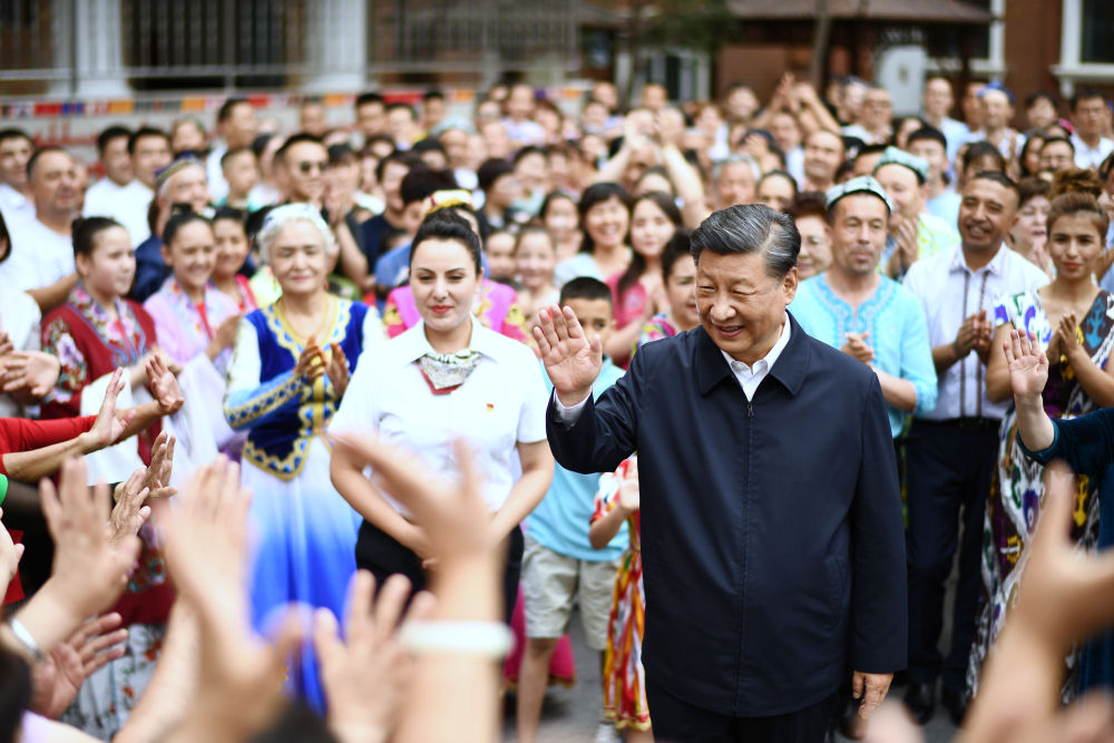 2022年7月13日，習近平在新疆維吾爾自治區烏魯木齊市天山區固原巷社區考察時(shí)，向各族群眾揮手致意。新華社記者 燕雁 攝