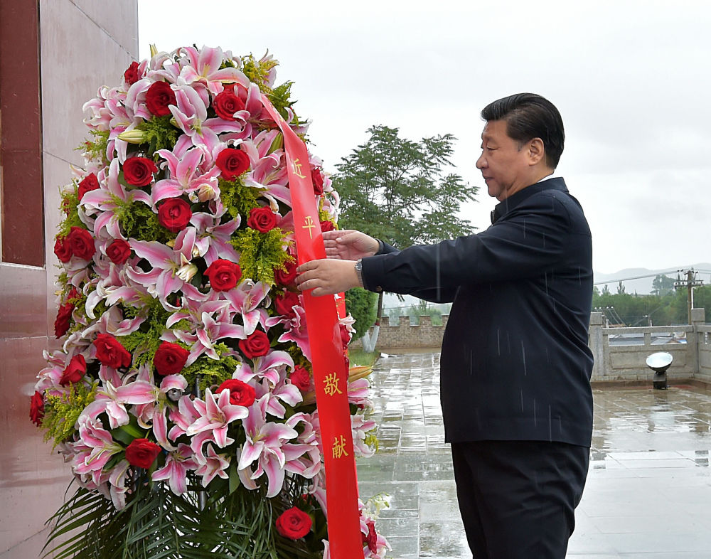 2016年7月18日，習近平在寧夏固原市西吉縣將臺堡向紅軍長(cháng)征會(huì )師紀念碑敬獻花籃。新華社記者 李濤 攝