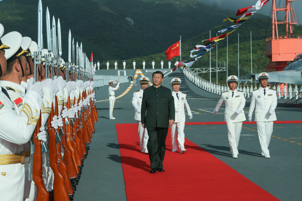 2019年12月17日，中國第一艘國產(chǎn)航空母艦山東艦在海南三亞某軍港交付海軍。習近平出席交接入列儀式并登艦視察。這是儀式結束后，習近平登上山東艦，檢閱儀仗隊。新華社記者 李剛 攝