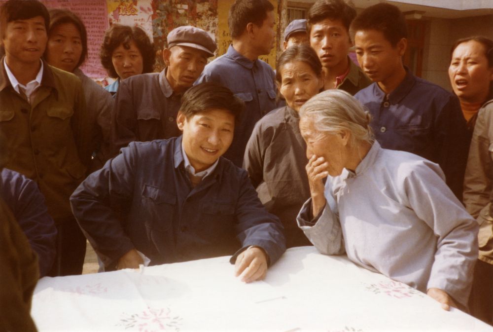 這是1983年，時(shí)任河北省正定縣委書(shū)記的習近平，臨時(shí)在大街上擺桌子聽(tīng)取老百姓意見(jiàn)。新華社發(fā)