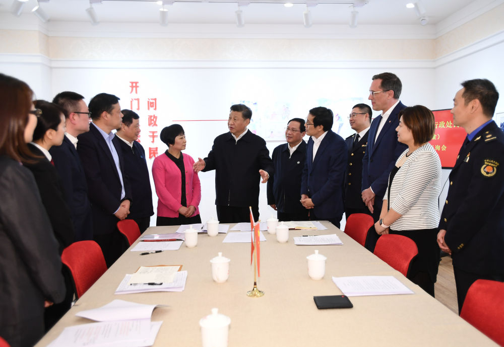 2019年11月2日，習近平在上海市長(cháng)寧區虹橋街道古北市民中心，同參加法律草案意見(jiàn)建議征詢(xún)會(huì )的中外居民親切交談，詳細詢(xún)問(wèn)法律草案的意見(jiàn)征集工作情況。新華社記者 謝環(huán)馳 攝